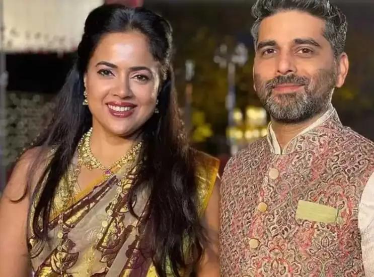 Sameera Reddy wears her wedding saree again with a twist; leaves Gauri Khan in awe